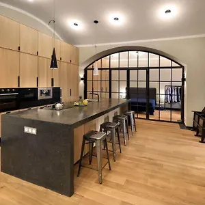 https://paradise-loft-2-minutes-to-national-muzeum.praguehotelsweb.com